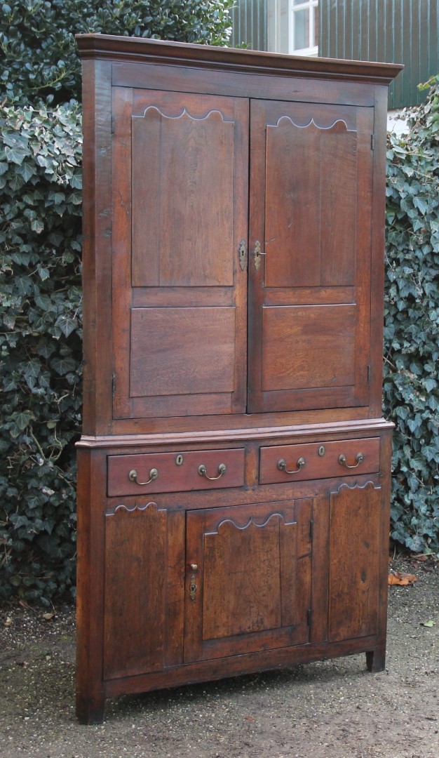 antiker-eckschrank
